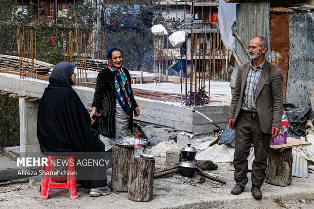 خانواده ای که پس از حریق امام زاده ابراهیم در زیر چادر پلاستیکی زندگی می کنند