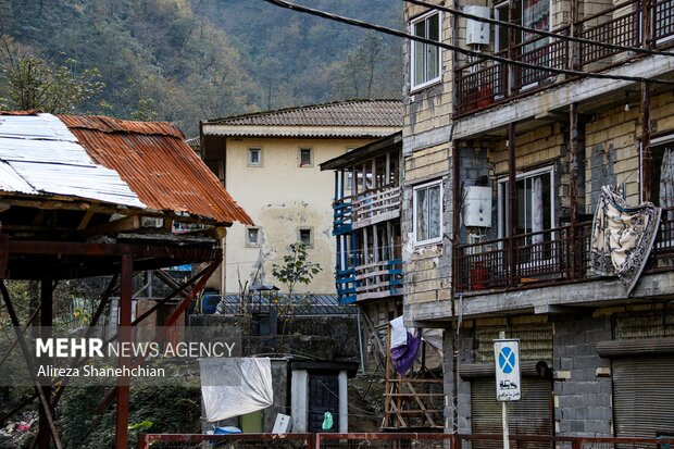آثار باقیمانده از حریق بر روی ساختمان های شهرک تاریخی امام زاده ابراهیم