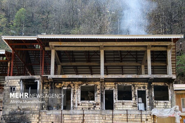 نیمه کاره ماندن ساختمان در حال باسازی در شهرک امامزاده ابراهیم پس از حریق