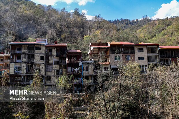 آثار باقیمانده از حریق بر روی ساختمان های شهرک تاریخی امام زاده ابراهیم