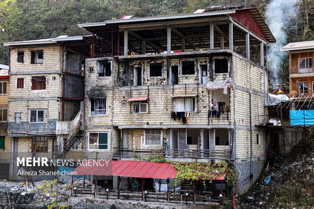 آثار باقیمانده از حریق بر روی ساختمان های شهرک تاریخی امام زاده ابراهیم و نیمه کاره ماندن ساختمان های در حال بازسازی