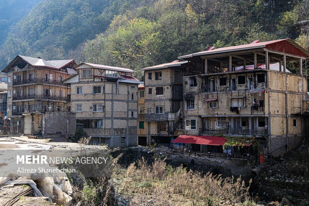 آثار باقیمانده از حریق بر روی ساختمان های شهرک تاریخی امام زاده ابراهیم و نیمه کاره ماندن ساختمان های در حال بازسازی