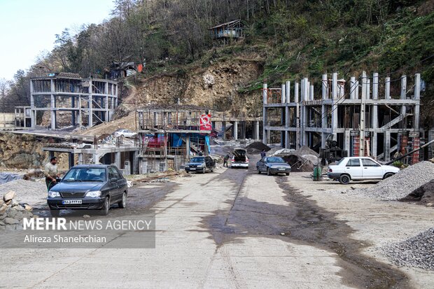 نیمه کاره ماندن ساختمان در حال باسازی در شهرک امامزاده ابراهیم پس از حریق