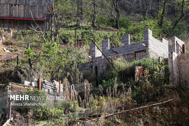 نیمه کاره ماندن ساختمان در حال باسازی در شهرک امامزاده ابراهیم پس از حریق