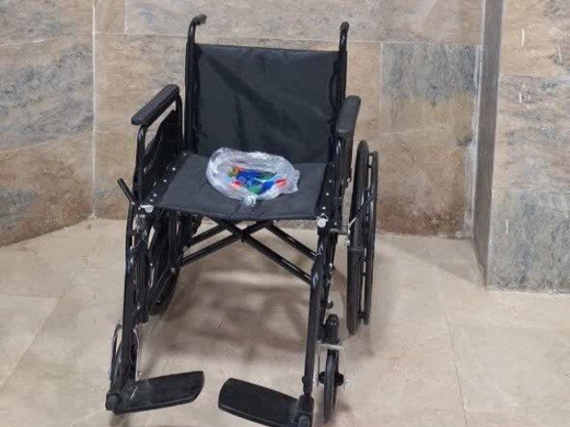 اهدا چهارمین ویلچر از محل جمع‌آوری درب بطری در بیجار