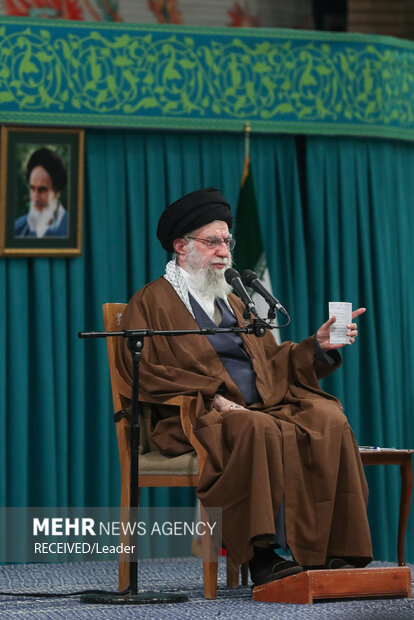 دیدار هزاران نفر از زنان و دختران با رهبر انقلاب اسلامی