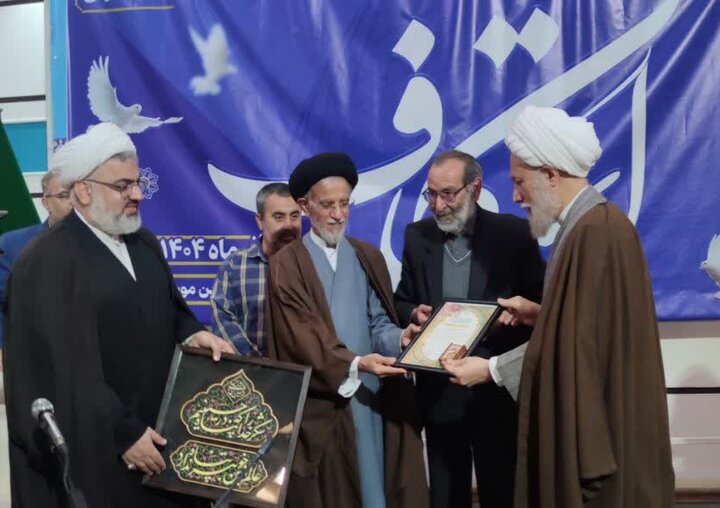 خادم برجسته مراسم معنوی اعتکاف در فارس تقدیر شد
