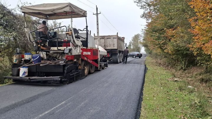 عملیات روکش آسفالت محور روستایی سلکیسر – عزیزکیان رشت اجرا شد