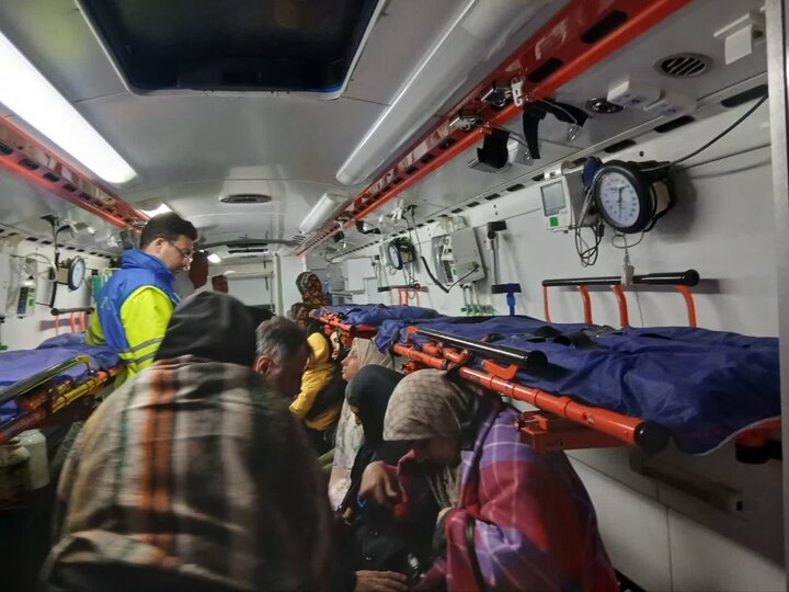 واژگونی اتوبوس در محور کمربندی شرقی به بیستون؛ ۲۵ نفر مصدوم شدند